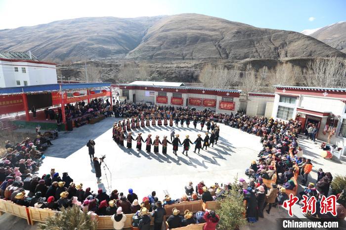 圖為匯報演出現(xiàn)場?！愔闈扇?攝