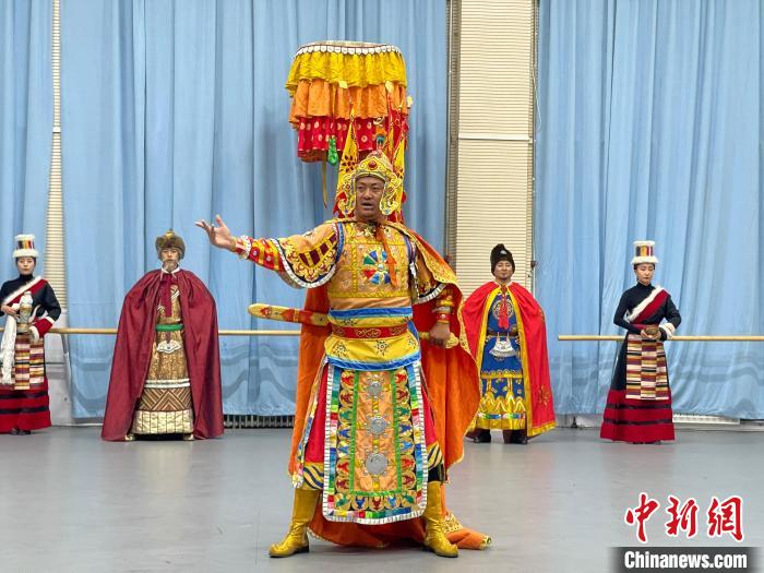 圖為格薩爾劇展演?！∠锴凡抛?供圖