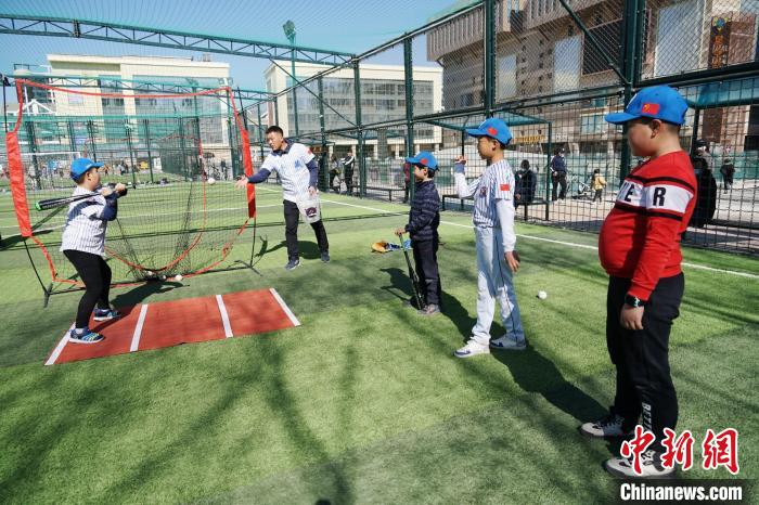 圖為小棒球手們進(jìn)行擊球訓(xùn)練?！●R銘言 攝