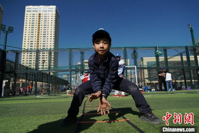 圖為小棒球手進(jìn)行接球動(dòng)作訓(xùn)練?！●R銘言 攝