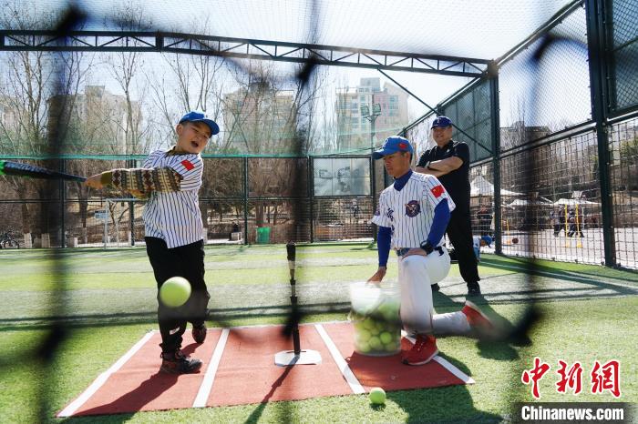 圖為教練指導(dǎo)小棒球手進(jìn)行擊球訓(xùn)練?！●R銘言 攝