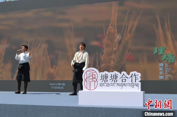 “康巴漢子”現(xiàn)場(chǎng)獻(xiàn)唱?！≈炝杞?攝