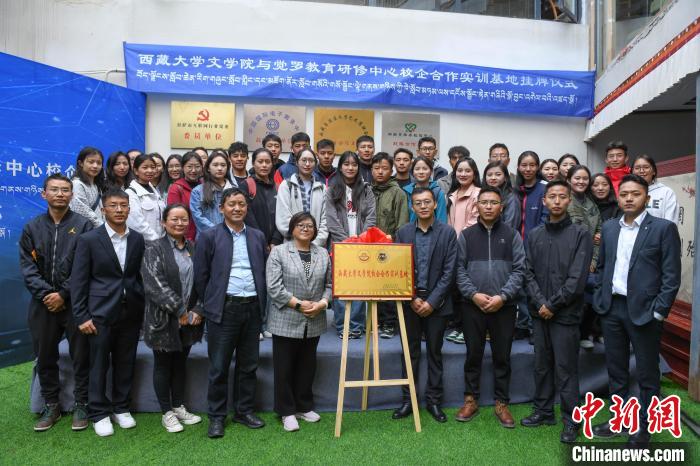 圖為揭牌儀式上合影?！∝暩聛硭?攝