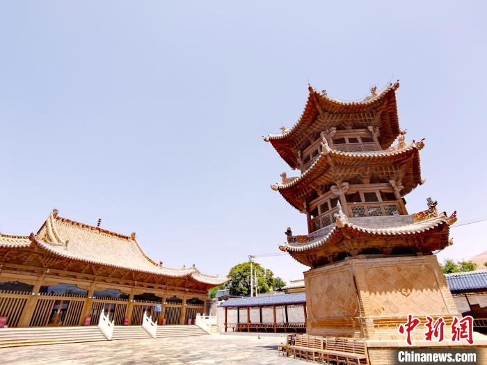 圖為阿河灘清真寺局部?！?zhí)砀?攝