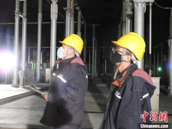 圖為5月10日凌晨，國(guó)網(wǎng)青海檢修公司柴達(dá)木換流站運(yùn)維人員在進(jìn)行柴拉直流系統(tǒng)停電操作。　姚曉英 攝