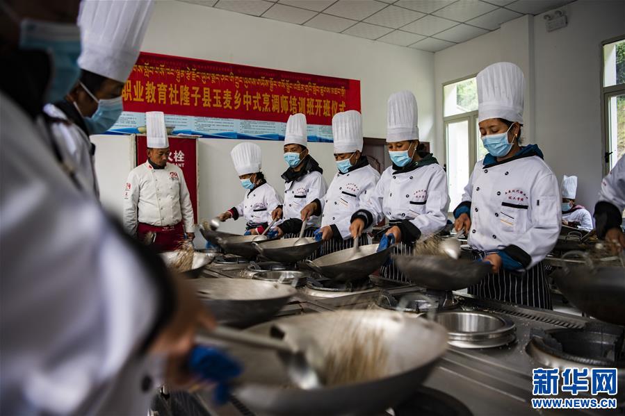 （新華全媒頭條·走向我們的小康生活·圖文互動(dòng)）（2）扎西德勒，我們的新家園——西藏易地扶貧搬遷搬出幸福美好新生活