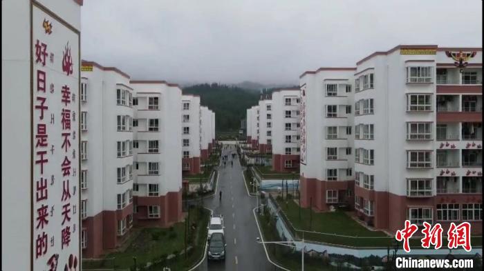 越西縣最大的易地扶貧搬遷安置點(diǎn)——城北感恩社區(qū)?！『武?攝