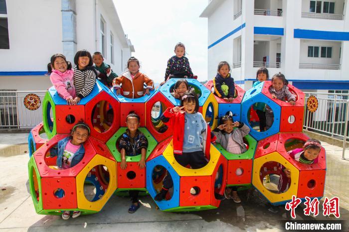 喜德縣一學(xué)校內(nèi)，孩子們露出開心的笑容?！柟拍救?攝