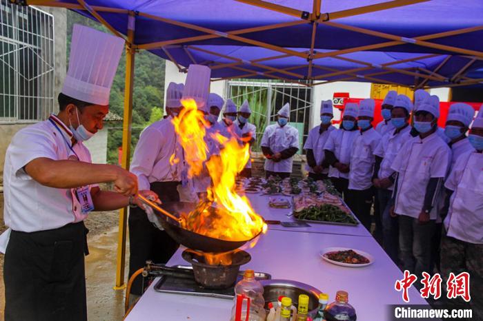 喜德縣冕山鎮(zhèn)舉辦的廚師培訓(xùn)班上，老師正在示范回鍋肉的做法?！柟拍救?攝