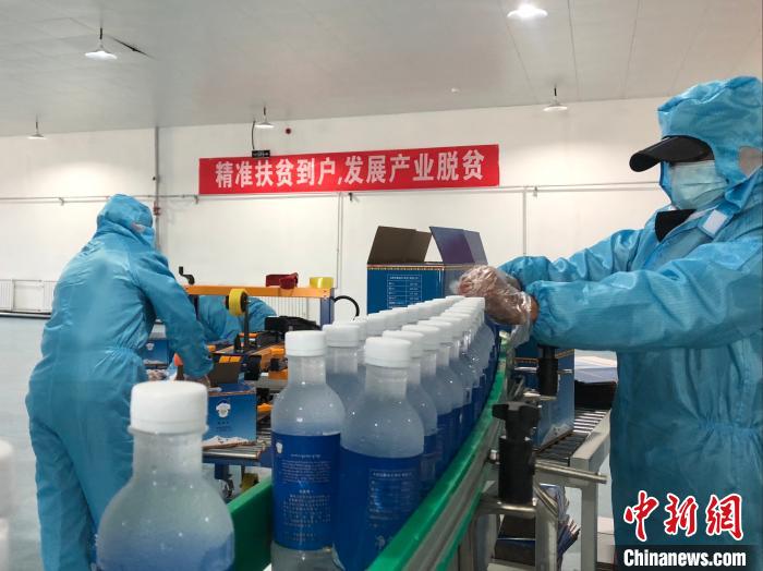 圖為阿里地區(qū)措勤縣某飲用水加工公司，該公司以“基地+公司+貧困民眾”為運營模式，帶動貧困民眾68戶232人?！≈x牧 攝