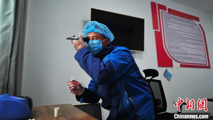 圖為8月11日，西藏那曲市聶榮縣色慶鄉(xiāng)雜瑪多種經(jīng)營(yíng)合作聯(lián)合社質(zhì)檢員對(duì)從各牧場(chǎng)收集上來(lái)的牛奶進(jìn)行質(zhì)量檢測(cè)。色慶鄉(xiāng)統(tǒng)籌全鄉(xiāng)28個(gè)行政村的合作社，成立了擁有規(guī)范管理體系的合作聯(lián)合社，整合集體草場(chǎng)建立5座牧場(chǎng)，各牧場(chǎng)按照計(jì)分制統(tǒng)一放牧，畜產(chǎn)品實(shí)行定點(diǎn)、定時(shí)、定人收購(gòu)，再統(tǒng)一檢測(cè)、加工、出售，建立了完整的牧業(yè)全產(chǎn)業(yè)鏈(資料圖)。　張偉 攝