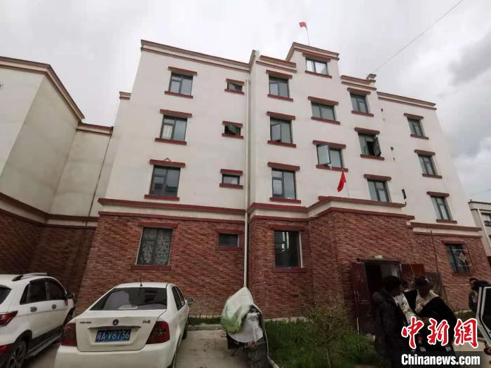 圖為8月12日，2018年7月從距那曲市色尼區(qū)城區(qū)那曲鎮(zhèn)90千米外的古露鎮(zhèn)當(dāng)桑村搬遷至城區(qū)的旦增新家位于一棟四層的樓房?jī)?nèi)(資料圖)?！垈?攝