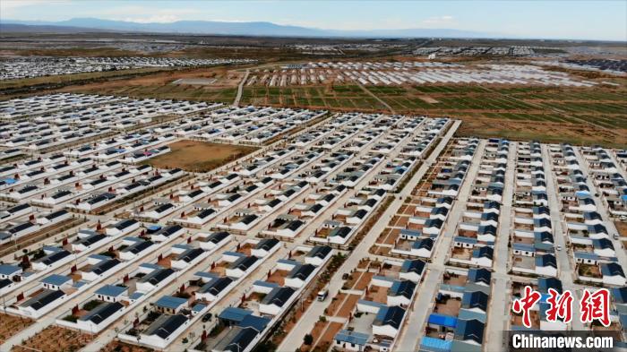 圖為航拍的武威市古浪縣黃花灘生態(tài)移民區(qū)富民新村。(資料圖) 李亞龍 攝