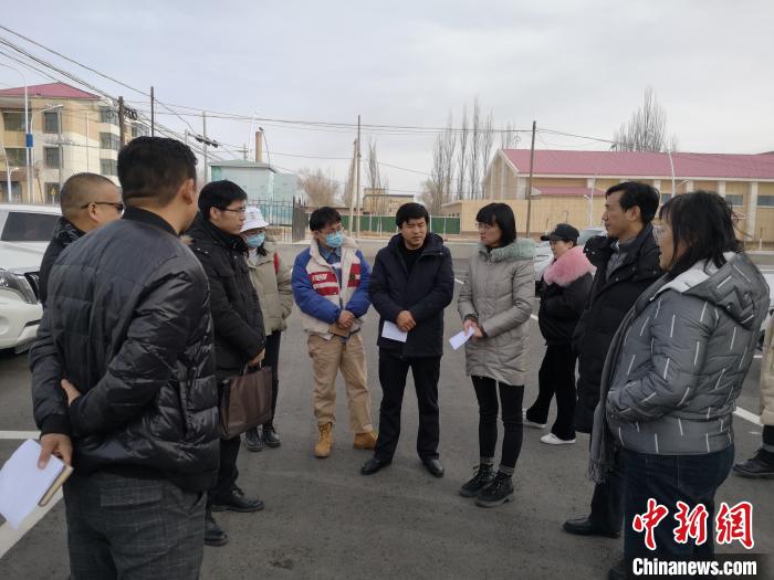 圖為青海大學(xué)工作人員正在現(xiàn)場考察該項(xiàng)目進(jìn)行情況?！±罱瓕?攝