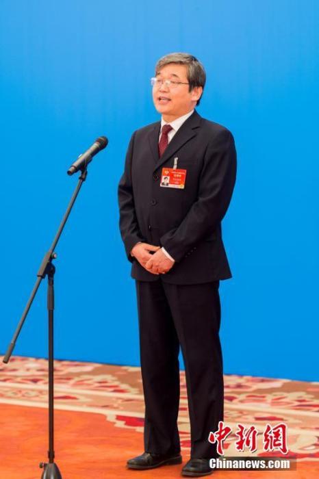 3月10日，全國政協(xié)十三屆四次會(huì)議第三場“委員通道”采訪活動(dòng)在北京人民大會(huì)堂新聞發(fā)布廳舉行。圖為全國政協(xié)委員阿拉坦倉通過網(wǎng)絡(luò)視頻方式接受媒體采訪。<a target='_blank' ><p  align=