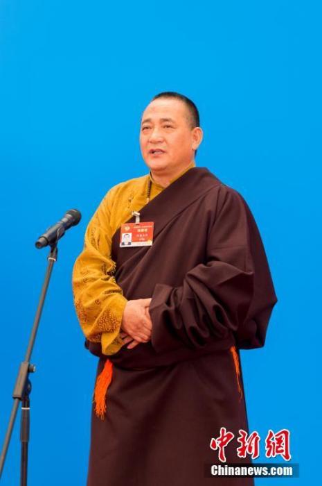 3月10日，全國政協(xié)十三屆四次會(huì)議第三場“委員通道”采訪活動(dòng)在北京人民大會(huì)堂新聞發(fā)布廳舉行。圖為全國政協(xié)委員洛桑山丹通過網(wǎng)絡(luò)視頻方式接受媒體采訪。<a target='_blank' ><p  align=