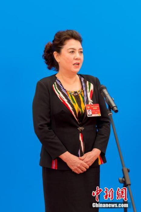 3月10日，全國政協(xié)十三屆四次會(huì)議第三場“委員通道”采訪活動(dòng)在北京人民大會(huì)堂新聞發(fā)布廳舉行。圖為全國政協(xié)委員古麗帕麗·阿不都拉通過網(wǎng)絡(luò)視頻方式接受媒體采訪。<a target='_blank' ><p  align=