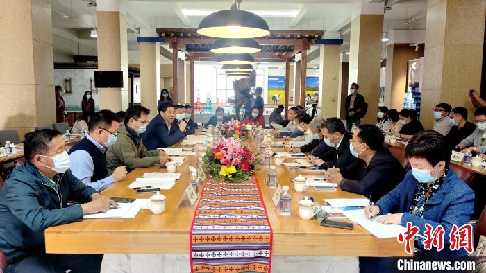 圖為國(guó)家糧食產(chǎn)業(yè)(青稞深加工)技術(shù)創(chuàng)新分中心在西藏拉薩掛牌儀式現(xiàn)場(chǎng)?！∝暽＠?攝