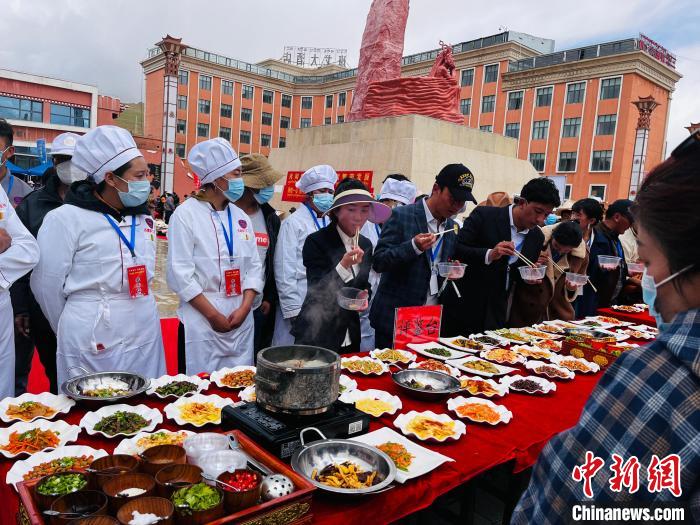 圖為2022年，班戈縣“鄉(xiāng)村振興那曲奮進(jìn)”廚藝大賽現(xiàn)場(chǎng)。資料圖 那曲市“鄉(xiāng)村振興 那曲奮進(jìn)”活動(dòng)辦供圖