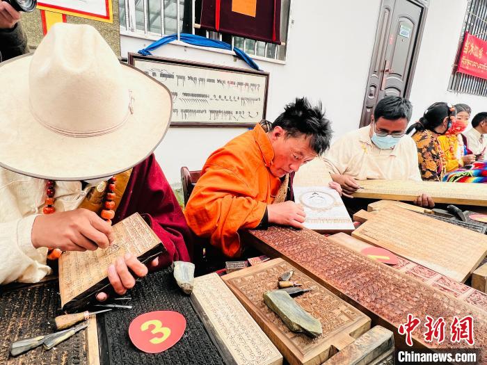 圖為2022年，聶榮縣當(dāng)木江鄉(xiāng)“鄉(xiāng)村振興那曲奮進(jìn)”活動(dòng)雕刻比賽現(xiàn)場(chǎng)。資料圖 那曲市“鄉(xiāng)村振興 那曲奮進(jìn)”活動(dòng)辦供圖