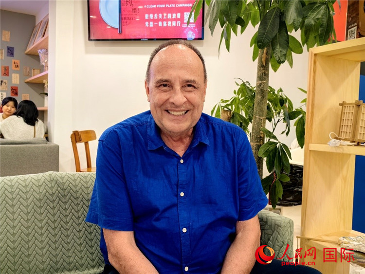 巴西坎皮納斯州立大學(xué)文學(xué)院資深教授弗朗西斯科·福特·哈德曼接受人民網(wǎng)專訪。人民網(wǎng)記者 符園園攝