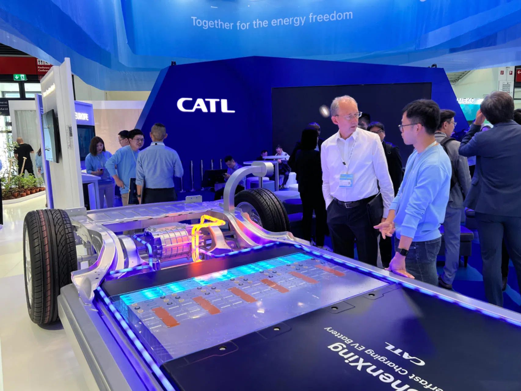寧德時(shí)代在德國(guó)國(guó)際汽車及智慧出行博覽會(huì)的展臺(tái)。人民網(wǎng)記者 李強(qiáng)攝