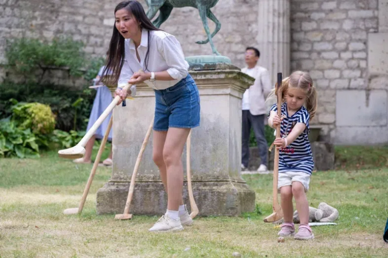 小朋友體驗捶丸游戲。巴黎