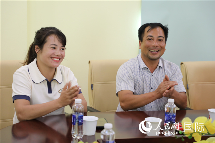 越南沙巴市黃連寄宿制民族小學(xué)老師阮氏秋姮、阮文享。人民網(wǎng)記者簡(jiǎn)承淵攝