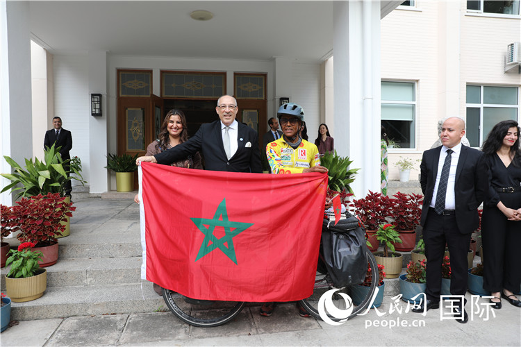 9月6日，摩洛哥駐華大使阿卜杜勒卡迪爾·安薩里在大使官邸舉行儀式，歡迎并招待卡里姆·穆斯塔。人民網(wǎng)記者 王晶攝