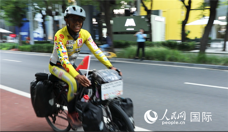 卡里姆·穆斯塔在北京街頭騎行。人民網(wǎng)記者 翟轉(zhuǎn)麗攝