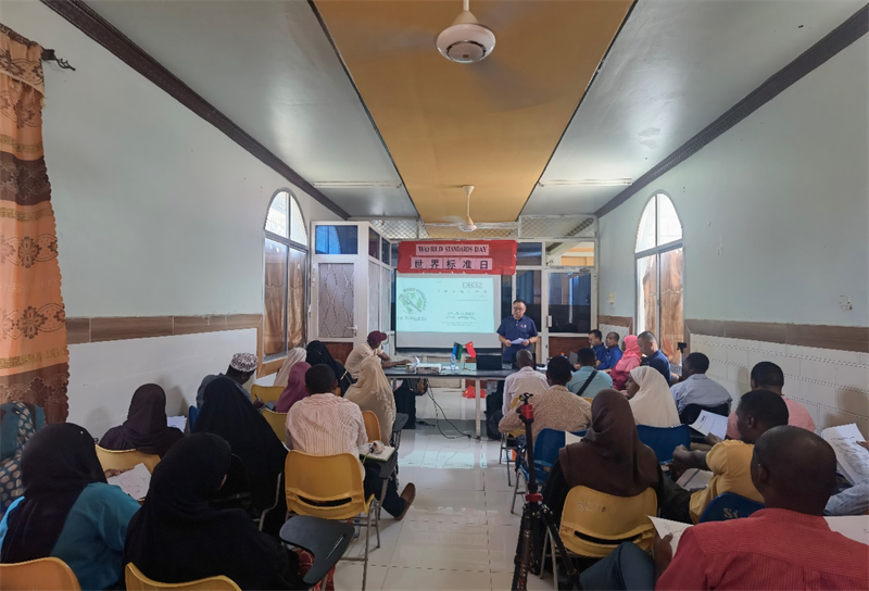 中國(guó)專(zhuān)家組進(jìn)行標(biāo)準(zhǔn)宣貫。專(zhuān)家組供圖