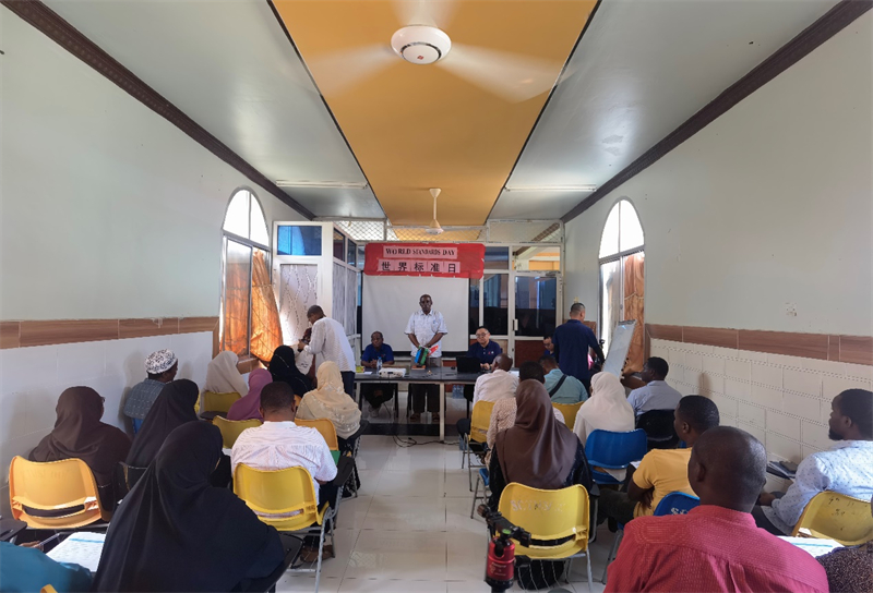 奔巴衛(wèi)生署醫(yī)政處處長(zhǎng)馬蘇德致辭。施亮攝（專(zhuān)家組供圖）