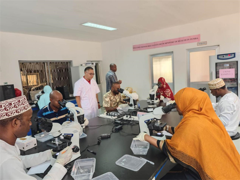 實(shí)驗(yàn)室操作培訓(xùn)現(xiàn)場(chǎng)。徐張懿攝。（專(zhuān)家組供圖）