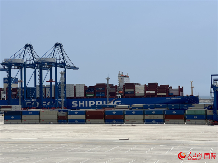 當(dāng)?shù)貢r間11月15日，秘魯錢凱港碼頭操作區(qū)現(xiàn)場。人民網(wǎng)記者 周雨攝