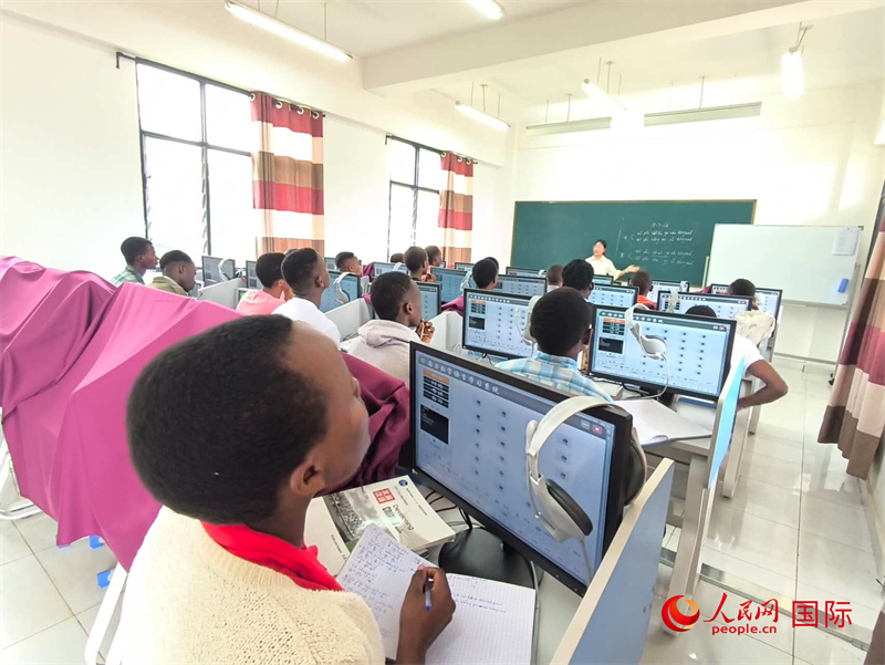 學(xué)生們?cè)谡n堂上認(rèn)真聽講。人民網(wǎng)記者 黃培昭攝