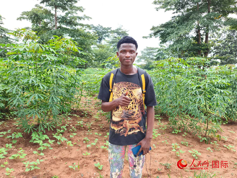 中文系的一位當(dāng)?shù)貙W(xué)生。 人民網(wǎng)記者 黃培昭攝