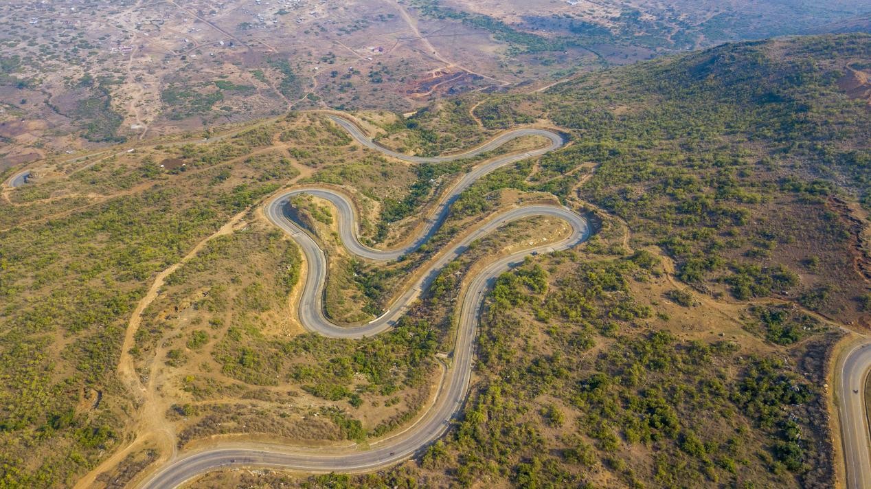 跨崖公路航拍圖。田雨攝