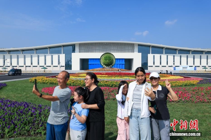 8月31日，天津，市民在2025年上海合作組織峰會(huì)主會(huì)場(chǎng)外自拍。當(dāng)日，2025年上海合作組織峰會(huì)在天津舉行。<a target='_blank' href='/'><p  align=