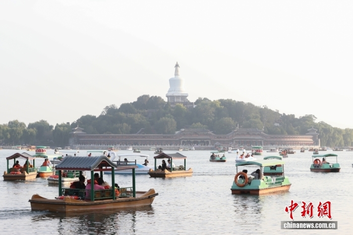 10月7日，國慶節(jié)、中秋節(jié)假期進(jìn)入尾聲，北京北海公園熱度不減，不少市民游客在公園乘船游玩。<a target='_blank' href='/' _fcksavedurl='/'><p  align=