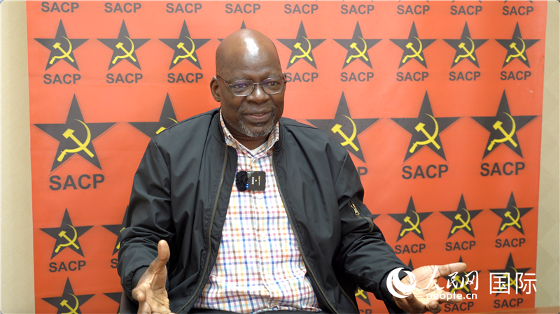 南非共產(chǎn)黨總書記索利 馬派拉接受人民網(wǎng)記者采訪。人民網(wǎng) 劉暢攝