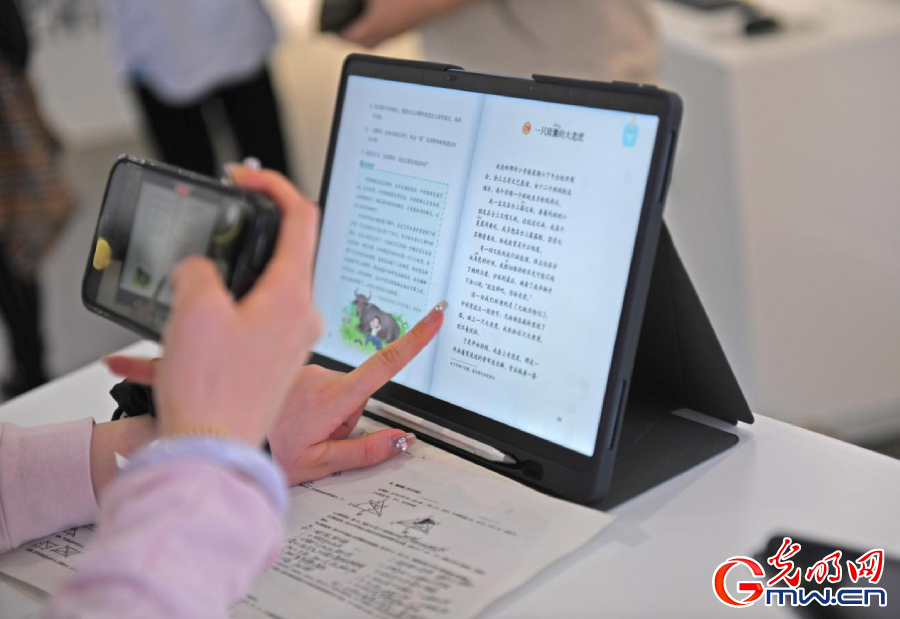 組圖丨AI、網(wǎng)絡(luò)安全、跨境電商……數(shù)字經(jīng)濟(jì)如此 “陜”耀