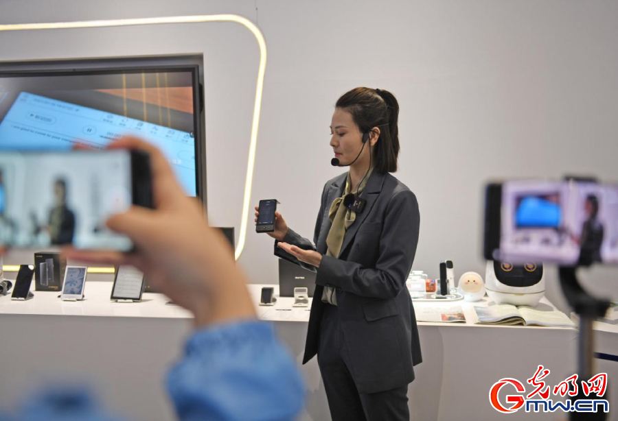 組圖丨AI、網(wǎng)絡(luò)安全、跨境電商……數(shù)字經(jīng)濟(jì)如此 “陜”耀