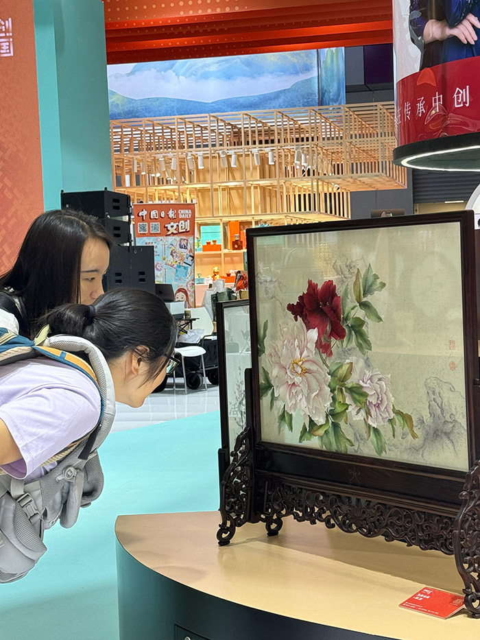 “文創(chuàng)中國”專題展區(qū)。參展觀眾供圖