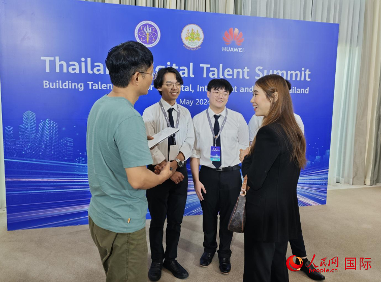 泰國(guó)國(guó)立法政大學(xué)學(xué)生接受本網(wǎng)采訪。李映民攝