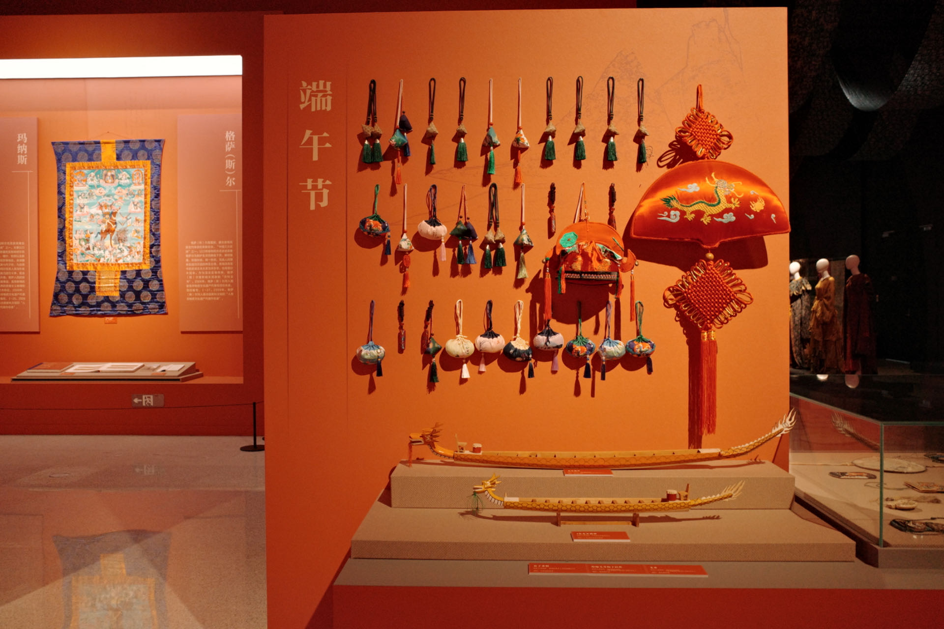 “氣象萬千——中國非遺保護實踐主題展”展示了端午節(jié)主題的非遺。人民網記者 劉微攝