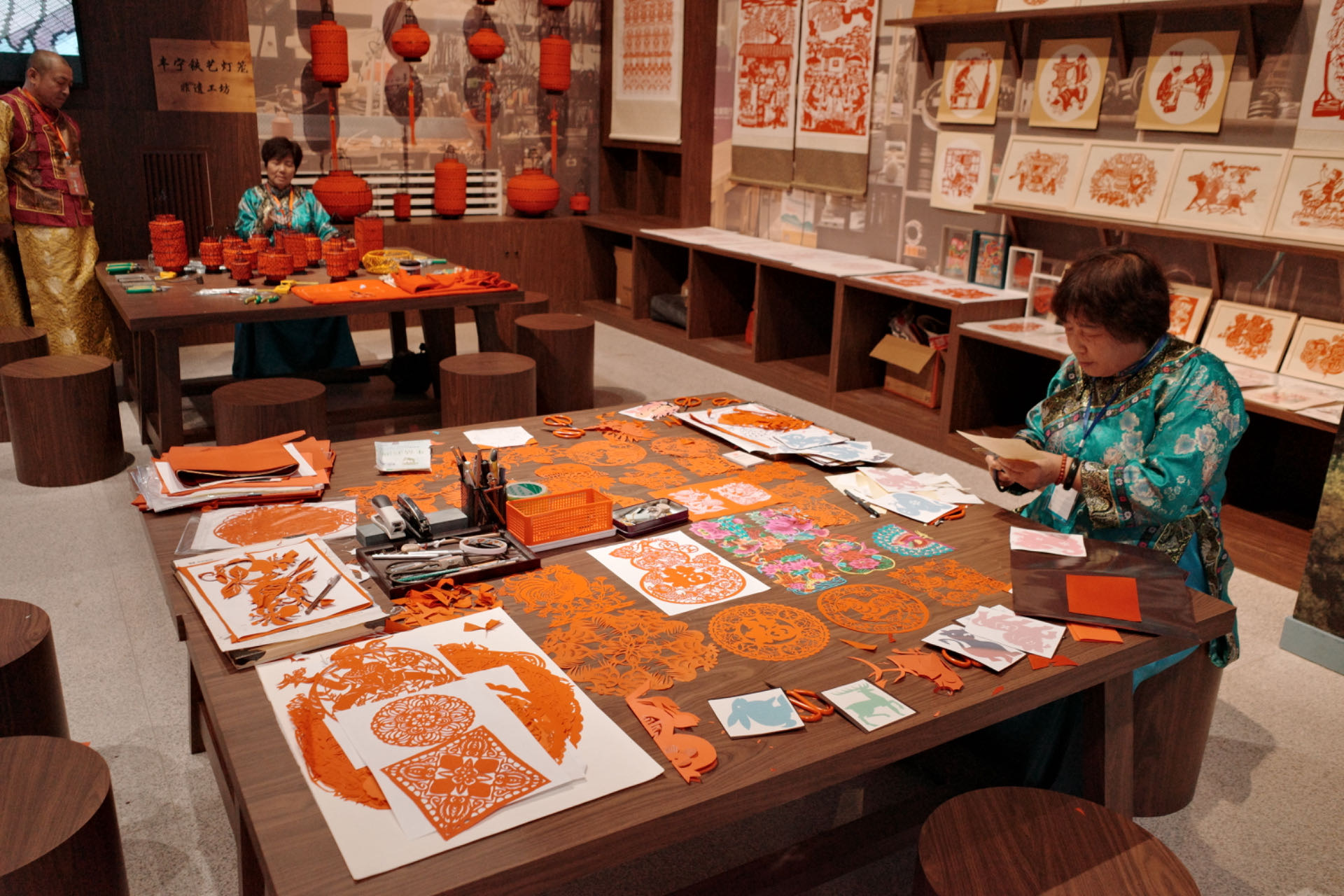 “氣象萬千——中國非遺保護實踐主題展”上，非遺傳承人現場展示。人民網記者 劉微攝