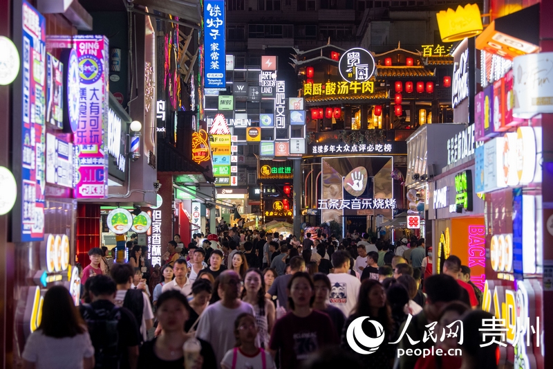 6月21日，貴陽，青云市集內(nèi)游人如織。人民網(wǎng)記者 翁奇羽攝