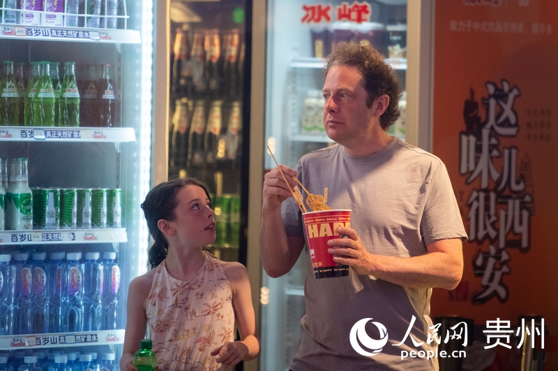 6月21日，貴陽青云市集內(nèi)，游客邊逛邊吃。人民網(wǎng)記者 翁奇羽攝