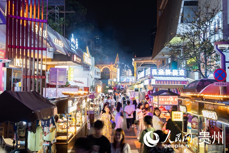 6月21日，夜幕下人頭攢動(dòng)的貴陽市太平路街區(qū)。人民網(wǎng)記者 涂敏攝