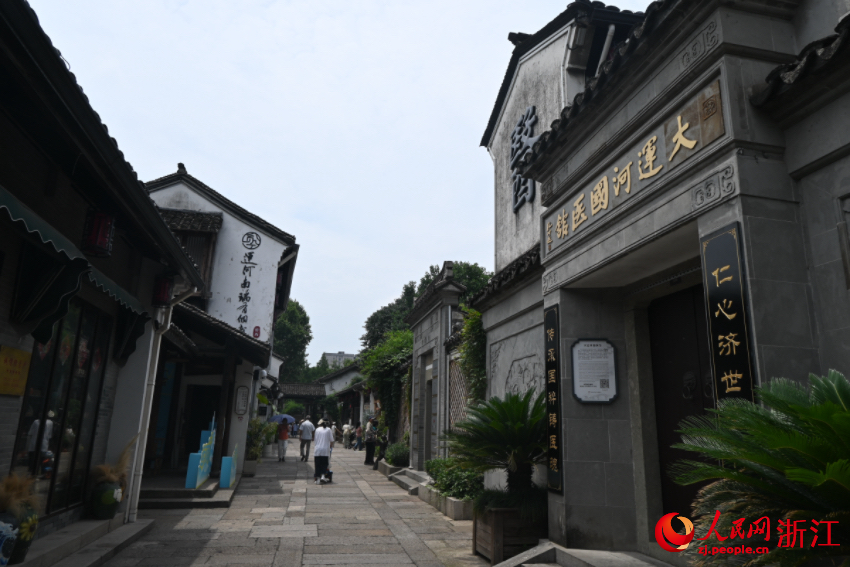 運河邊的老建筑被完好保存下來。人民網(wǎng)記者 張麗瑋攝